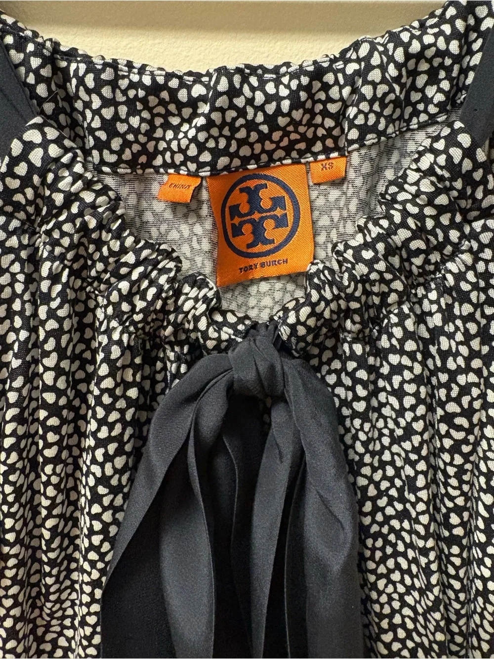 EUC Tory Burch Navy and White Heart Print Tie-Neck Tank Top, size XS